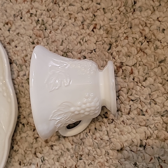 Set of 6 Indiana Glass Milk Glass luncheon plates and cups - Picture 3 of 4